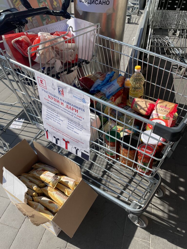 Близо тон и половина храни събрахме в първия ден на „Купи и Дари“ в Пловдив